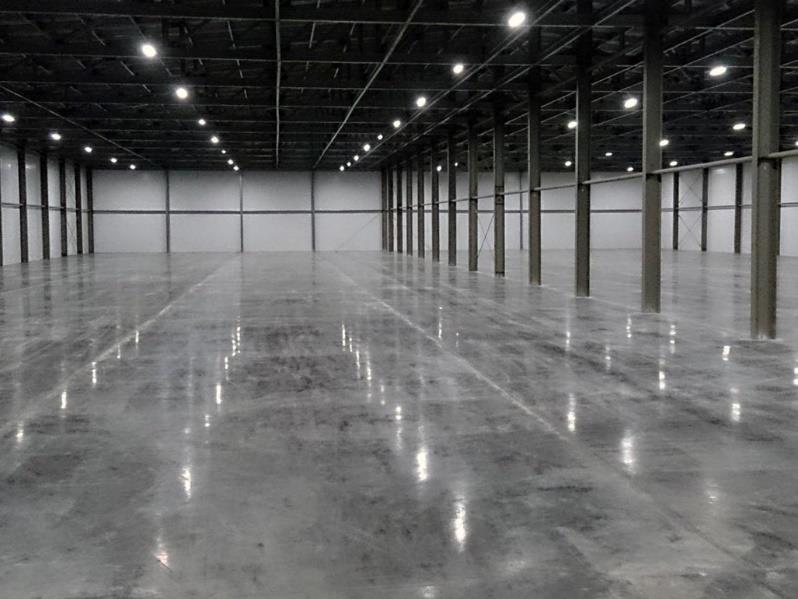 Бетонный пол с упрочняющим верхним слоем топпинг